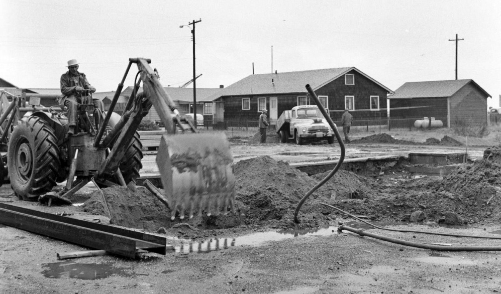 Building new Texaco service station, 1957