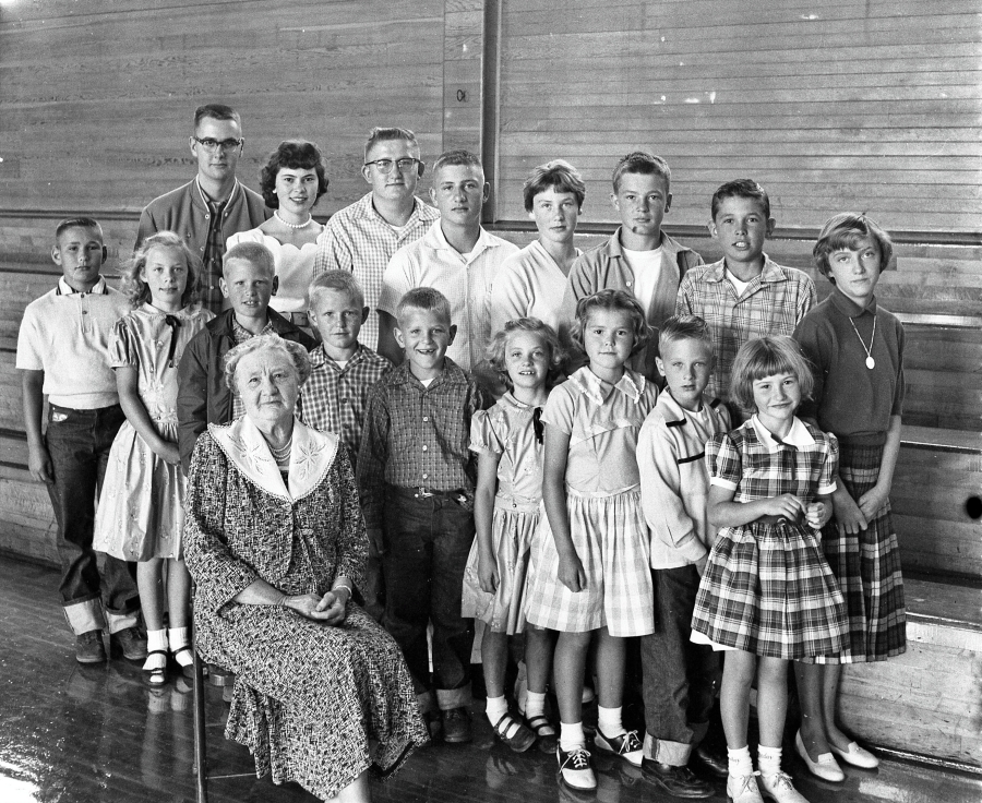 Mabel Howard and 17 of her grandchildren, 1957