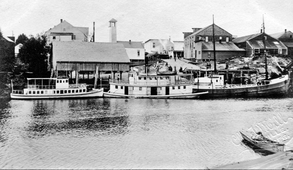 The Favorite (center, Coquille Dock)